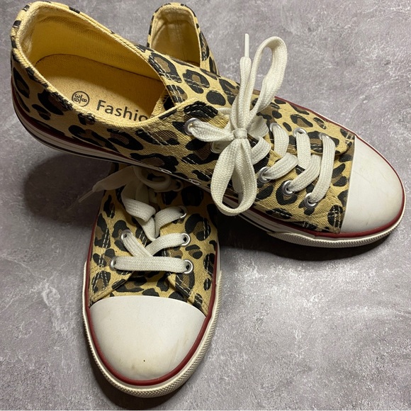 Leopard print low top sneakers, size 8 - Picture 1 of 3